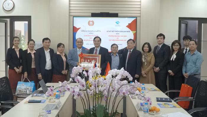 Học viện Ngân hàng Lào tặng quà lưu niệm cho Ban Lãnh đạo Trường Đại học Hòa Bình.