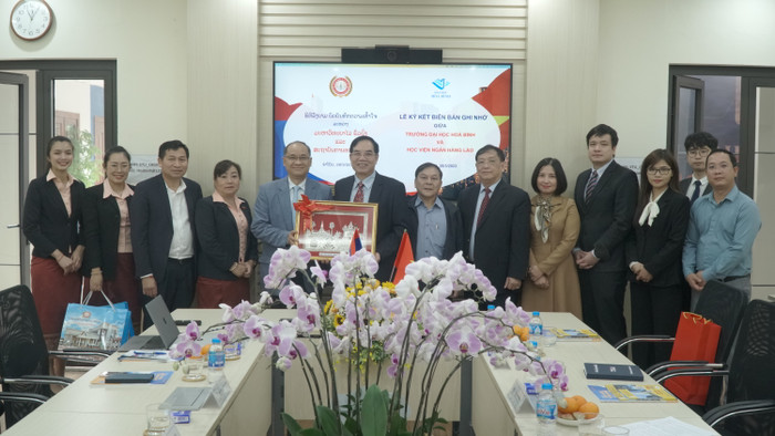 Học viện Ngân hàng Lào tặng quà lưu niệm cho Ban Lãnh đạo Trường Đại học Hòa Bình. Học viện Ngân hàng Lào tặng quà lưu niệm cho Ban Lãnh đạo Trường Đại học Hòa Bình.