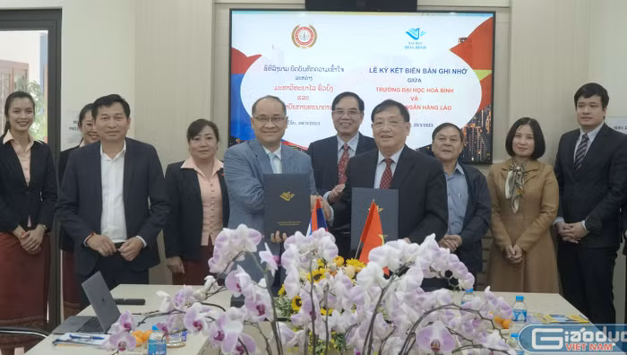 Trường Đại học Hòa Bình và Học viện Ngân hàng Lào ký kết biên bản ghi nhớ