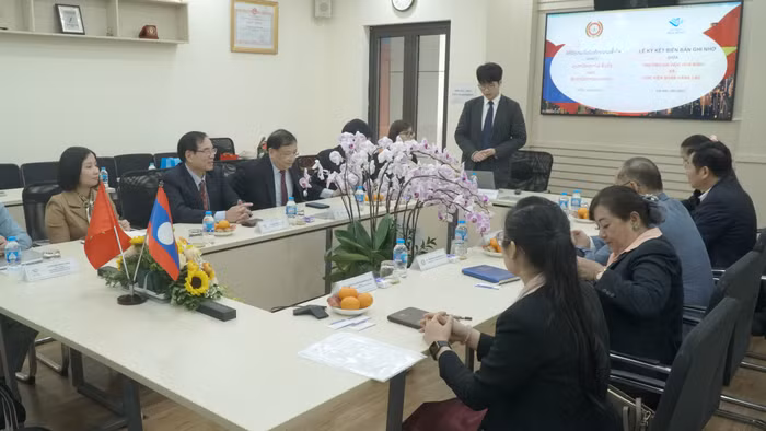 Quang cảnh buổi lễ ký kết biên bản ghi nhớ giữa Trường Đại học Hòa Bình và Học viện Ngân hàng Lào.