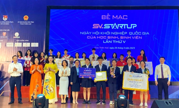 Trao thưởng cho đoàn học sinh Hà Nội tại Lễ bế mạc cuộc thi “Học sinh, sinh viên với ý tưởng khởi nghiệp” năm 2023. (Nguồn ảnh: Báo Hà Nội mới).