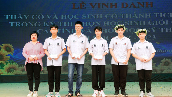 Những học sinh đang ôn luyện để chuẩn bị thi chọn đội tuyển quốc gia tham dự các cuộc thi cấp khu vực và quốc tế được trao tặng những phần quà. (Ảnh: Báo Bắc Giang) Những học sinh đang ôn luyện để chuẩn bị thi chọn đội tuyển quốc gia tham dự các cuộc thi cấp khu vực và quốc tế được trao tặng những phần quà. (Ảnh: Báo Bắc Giang)