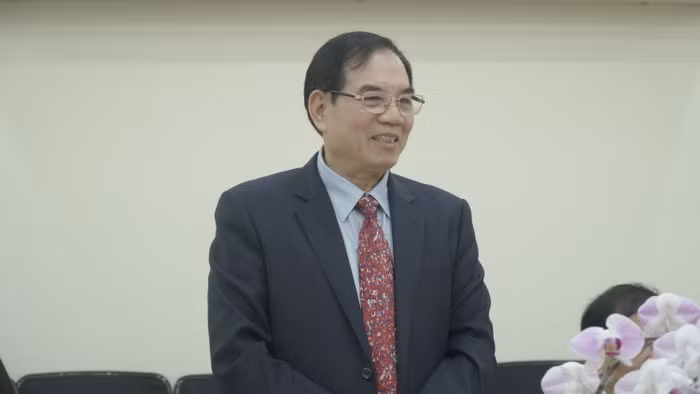 Tiến sĩ Nguyễn Văn Ngữ - Chủ tịch Hội đồng trường Trường Đại học Hòa Bình phát biểu trong Lễ ký kết biên bản ghi nhớ với Học viện Ngân hàng Lào