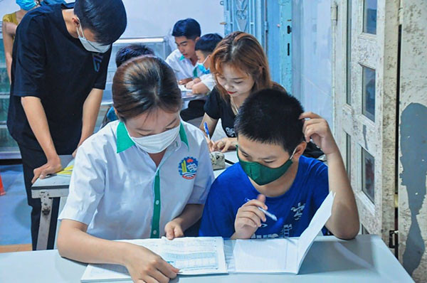 Sinh viên Trường Cao đẳng Cần Thơ tham gia lớp học tình thương, dạy kèm cho học sinh có hoàn cảnh khó khăn (Ảnh: website nhà trường). Sinh viên Trường Cao đẳng Cần Thơ tham gia lớp học tình thương, dạy kèm cho học sinh có hoàn cảnh khó khăn (Ảnh: website nhà trường).