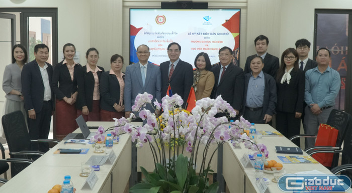 Lãnh đạo, cán bộ Trường Đại học Hòa Bình chụp ảnh cùng đoàn cán bộ cấp cao Học viện Ngân hàng Lào Lãnh đạo, cán bộ Trường Đại học Hòa Bình chụp ảnh cùng đoàn cán bộ cấp cao Học viện Ngân hàng Lào