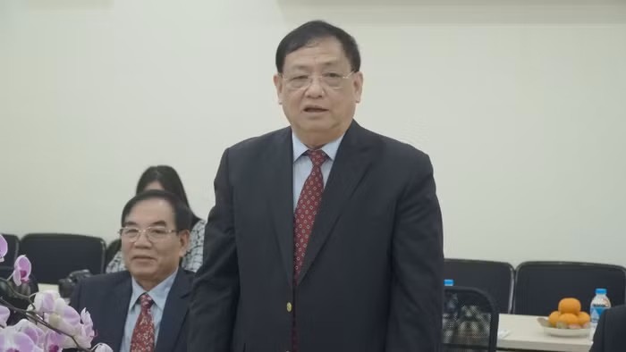 Nhà giáo nhân dân, Phó Giáo sư, Tiến sĩ Tô Ngọc Hưng - Hiệu trưởng Trường Đại học Hòa Bình trong buổi Lễ ký kết biên bản ghi nhớ với Học viện Ngân hàng Lào