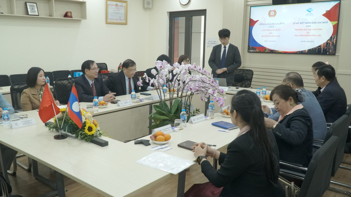 Quang cảnh buổi lễ ký kết biên bản ghi nhớ giữa Trường Đại học Hòa Bình và Học viện Ngân hàng Lào. Quang cảnh buổi lễ ký kết biên bản ghi nhớ giữa Trường Đại học Hòa Bình và Học viện Ngân hàng Lào.