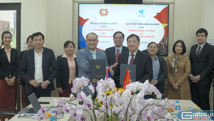 Trường Đại học Hòa Bình và Học viện Ngân hàng Lào ký kết biên bản ghi nhớ Trường Đại học Hòa Bình và Học viện Ngân hàng Lào ký kết biên bản ghi nhớ