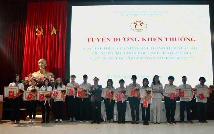 13 học sinh đoạt giải Nhất được tuyên dương, khen thưởng. (Ảnh: Báo Hà Nội mới) 13 học sinh đoạt giải Nhất được tuyên dương, khen thưởng. (Ảnh: Báo Hà Nội mới)