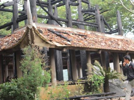 cháy lớn khiến trung tâm tòa Tam Quan của đền bị thiêu rụi.