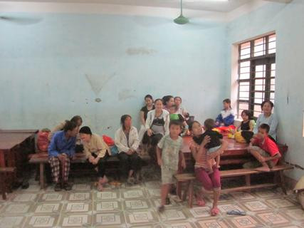 Người dân được di dời đến nơi tránh trú an toàn Người dân được di dời đến nơi tránh trú an toàn