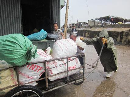 Đồ đạc, vật dụng sinh hoạt cũng được người dân đưa đến nơi an toàn Đồ đạc, vật dụng sinh hoạt cũng được người dân đưa đến nơi an toàn