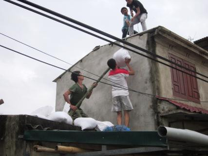 người dân ven biển giằng néo nhà cửa chuẩn bị chống bão người dân ven biển giằng néo nhà cửa chuẩn bị chống bão