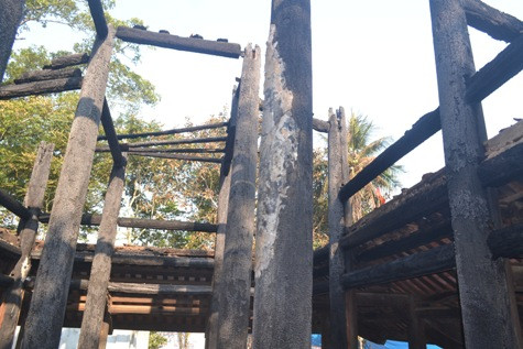 Nhiều cột gỗ lớn trong đền đã bị thiêu rụi thành than Nhiều cột gỗ lớn trong đền đã bị thiêu rụi thành than
