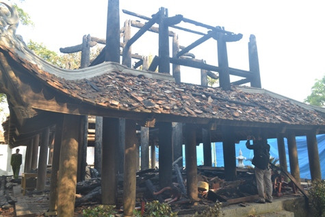 Vụ cháy lớn khiến trung tâm tòa Tam Quan của đền chỉ còn trơ lại phần khung Vụ cháy lớn khiến trung tâm tòa Tam Quan của đền chỉ còn trơ lại phần khung
