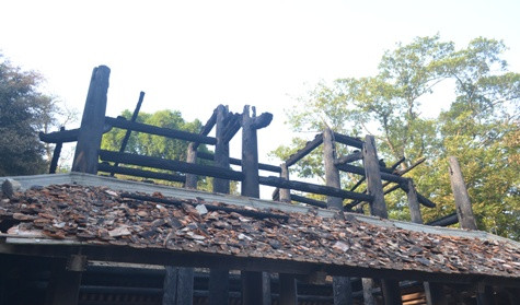 Phần gác trên của đền cũng bị đốt cháy Phần gác trên của đền cũng bị đốt cháy