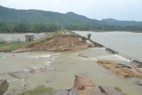 Cảnh vỡ đập ở huyện Tĩnh Gia - Thanh Hóa