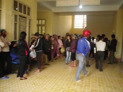 Người nhà sản phụ Xuân tập chung tại bệnh viện Đa khoa Thiệu Hóa yêu cầu lãnh đạo bệnh viện làm rõ trách nhiệm Người nhà sản phụ Xuân tập chung tại bệnh viện Đa khoa Thiệu Hóa yêu cầu lãnh đạo bệnh viện làm rõ trách nhiệm