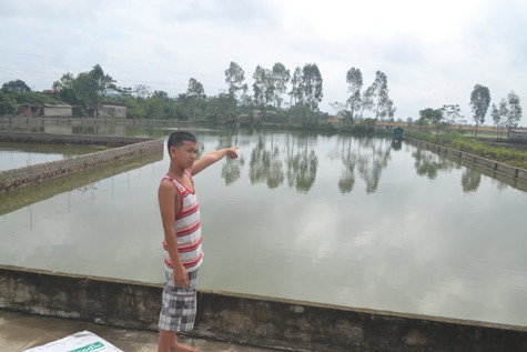 Nguyễn Tuấn Vũ chỉ tay về phía chòi cá bị lật khiến hai bạn cùng lớp chết đuối Nguyễn Tuấn Vũ chỉ tay về phía chòi cá bị lật khiến hai bạn cùng lớp chết đuối