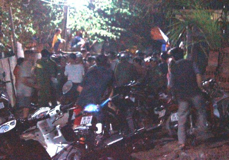 Hàng trăm người dân kéo đến nhà bà Hiền để đòi nợ ngay trong đêm Hàng trăm người dân kéo đến nhà bà Hiền để đòi nợ ngay trong đêm