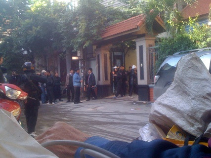 Sáng 17/12, lực lượng chức năng tiến hành khám xét nhà Sơn "sắt", thu giữ nhiều tài liệu để phục vụ công tác điều tra Sáng 17/12, lực lượng chức năng tiến hành khám xét nhà Sơn "sắt", thu giữ nhiều tài liệu để phục vụ công tác điều tra