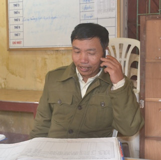 Nguyễn Văn Nhì – Phó trưởng công an xã Quảng Bình trao đổi sự việc với PV Nguyễn Văn Nhì – Phó trưởng công an xã Quảng Bình trao đổi sự việc với PV