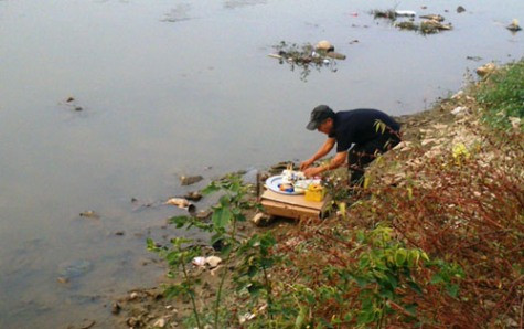 Người dân tiến hành mai táng xác thai nhi xấu số Người dân tiến hành mai táng xác thai nhi xấu số