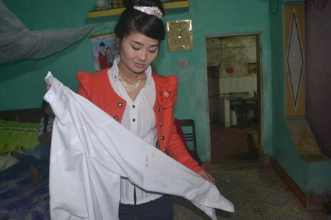 Chiếc áo chú rể bị dính máu trong cuộc "hỗn chiến" với nhóm côn đồ