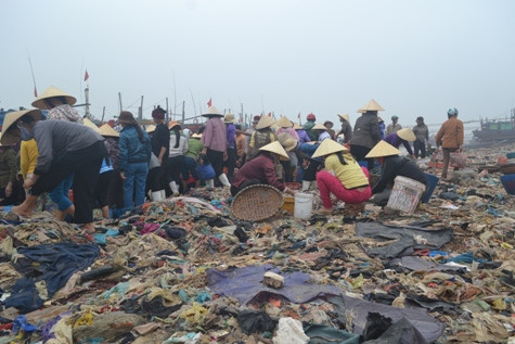 Mỗi khi tàu thuyền về, mọi hoạt động giao thương của người dân trên địa bàn xã hầu như đều diễn ra trên những đống rác thải bốc mùi hôi thối.