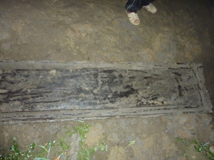 Theo đồn đoán, chiếc hòm được một người dân trong xã phát hiện trong lúc san ủi nền Theo đồn đoán, chiếc hòm được một người dân trong xã phát hiện trong lúc san ủi nền