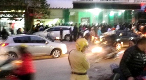 Hàng trăm người dân có mặt tại hiện trường để chứng kiến vụ việc Hàng trăm người dân có mặt tại hiện trường để chứng kiến vụ việc