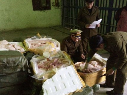 Gần 2 tấn thịt thối và nội tạng lợn không rõ nguồn gốc bị lực lượng chức năng thu giữ Gần 2 tấn thịt thối và nội tạng lợn không rõ nguồn gốc bị lực lượng chức năng thu giữ