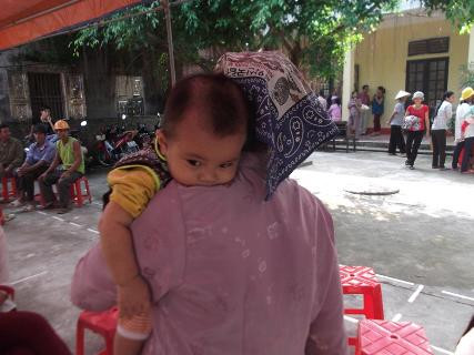 Trong số này có nhiều người già và trẻ nhỏ cũng đến khám bệnh