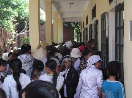 Người dân ở hai xã Yên Lâm, huyện Yên Định, xã Cẩm Vân, huyện Cẩm Thủy đến từ sớm.