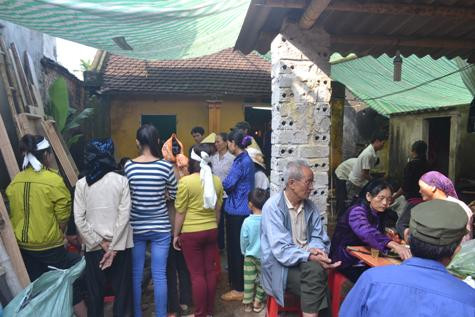 Bà con hàng xóm đến chia buồn cùng gia đình Bà con hàng xóm đến chia buồn cùng gia đình