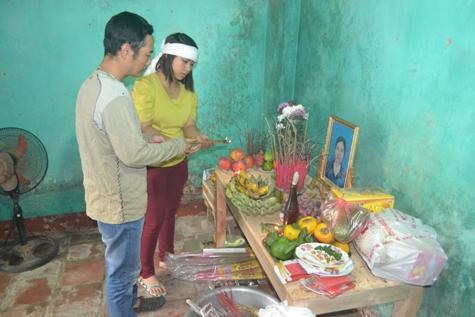 Người thân bên di ảnh chị Nguyễn Thị Xuân Người thân bên di ảnh chị Nguyễn Thị Xuân