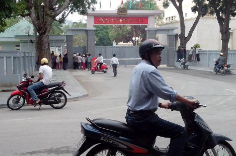 Nhiều người dân xã Hải Thanh kéo nhau lên công an tỉnh Thanh Hóa " bắt đền" xe chở hàng bị giam giữ Nhiều người dân xã Hải Thanh kéo nhau lên công an tỉnh Thanh Hóa " bắt đền" xe chở hàng bị giam giữ