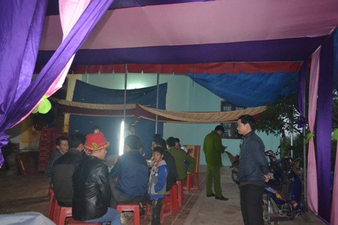 Lực lượng chức năng có mặt tại hiện trường để điều tra làm rõ sự việc Lực lượng chức năng có mặt tại hiện trường để điều tra làm rõ sự việc