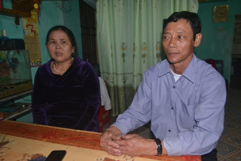 Ông Nguyễn Viết Thưởng (bố chú rể) và vợ kể lại sự việc Ông Nguyễn Viết Thưởng (bố chú rể) và vợ kể lại sự việc