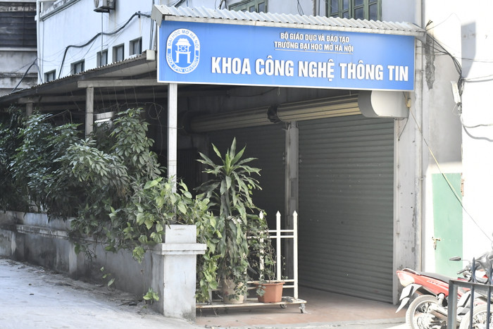 Không có tấm biển, ít ai nghĩ đây là một khoa của trường đại học. Ảnh chụp tại Khoa Công nghệ thông tin Trường Đại học Mở Hà Nội. Ảnh: Ngọc Huệ Không có tấm biển, ít ai nghĩ đây là một khoa của trường đại học. Ảnh chụp tại Khoa Công nghệ thông tin Trường Đại học Mở Hà Nội. Ảnh: Ngọc Huệ