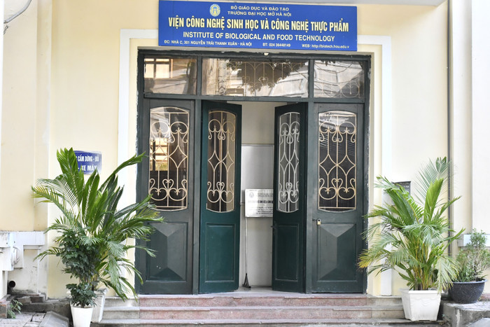 Cũng ở tòa nhà C, phía bên trái được nhà trường thuê cho Viện Công nghệ sinh học và Công nghệ thực phẩm. Ảnh: Ngọc Huệ Cũng ở tòa nhà C, phía bên trái được nhà trường thuê cho Viện Công nghệ sinh học và Công nghệ thực phẩm. Ảnh: Ngọc Huệ