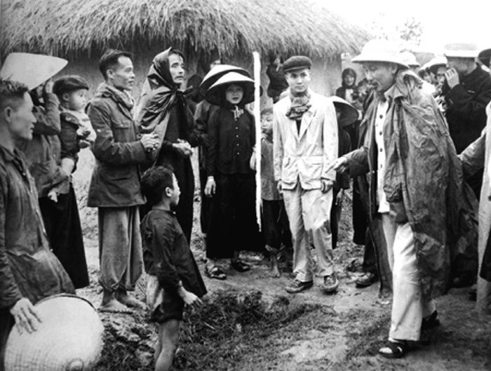 Bác Hồ thăm hỏi nhân dân xã Tân Phong, huyện Bình Xuyên, tỉnh Vĩnh Phúc (12/2/1956). Ảnh: TL Bác Hồ thăm hỏi nhân dân xã Tân Phong, huyện Bình Xuyên, tỉnh Vĩnh Phúc (12/2/1956). Ảnh: TL