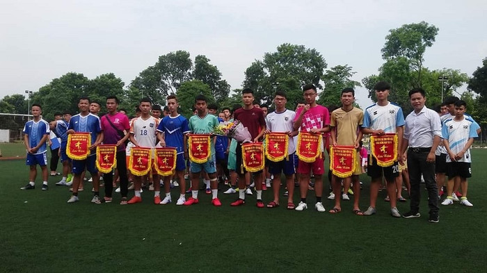 Các đội tham dự giải thể thao sinh viên nhận cờ lưu niệm của ban tổ chức. Ảnh: TB. Các đội tham dự giải thể thao sinh viên nhận cờ lưu niệm của ban tổ chức. Ảnh: TB.