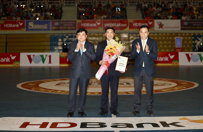 Ông Nguyễn Thế Kỷ - Ủy viên Ban chấp hành Trung ương Đảng, Tổng giám đốc Đài Tiếng nói Việt Nam và ông Trần Quốc Tuấn - Phó Chủ tịch thường trực liên đoàn bóng đá Việt Nam tặng hoa cho ông Lê Thành Trung – Đại diện nhà tài trợ chính HDBank. Ông Nguyễn Thế Kỷ - Ủy viên Ban chấp hành Trung ương Đảng, Tổng giám đốc Đài Tiếng nói Việt Nam và ông Trần Quốc Tuấn - Phó Chủ tịch thường trực liên đoàn bóng đá Việt Nam tặng hoa cho ông Lê Thành Trung – Đại diện nhà tài trợ chính HDBank.