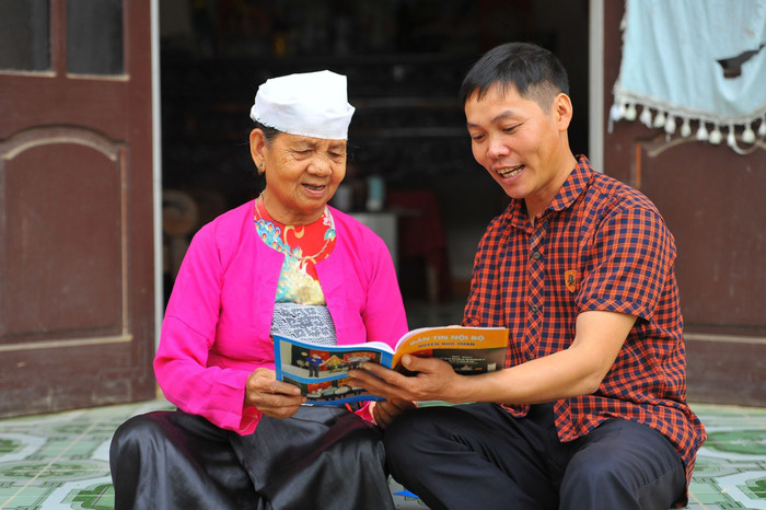 Bí thư Chi bộ xã Cúc Phương, huyện Nho Quan (Ninh Bình), Đinh Văn Thắng, dân tộc Mường vận động nhân dân xây dựng nếp sống văn minh trong việc cưới, việc tang và lễ hội; từng bước xoá bỏ các phong tục, tập quán lạc hậu, mê tín dị đoan. (Ảnh: Minh Đức/TTXVN) Bí thư Chi bộ xã Cúc Phương, huyện Nho Quan (Ninh Bình), Đinh Văn Thắng, dân tộc Mường vận động nhân dân xây dựng nếp sống văn minh trong việc cưới, việc tang và lễ hội; từng bước xoá bỏ các phong tục, tập quán lạc hậu, mê tín dị đoan. (Ảnh: Minh Đức/TTXVN)