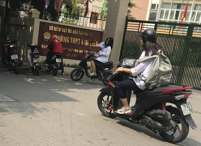 Nhiều học sinh đi xe máy phân khối lớn vượt quá quy định. (Ảnh: Đức Minh). Nhiều học sinh đi xe máy phân khối lớn vượt quá quy định. (Ảnh: Đức Minh).