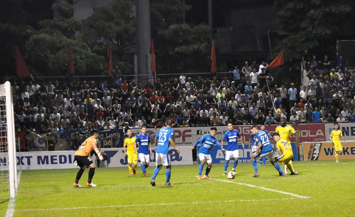 Sau vòng 26, Hà Nội FC (với 53 điểm) chính thức nhận Cúp vô địch. Tập đoàn T&T Group cùng Hà Nội FC sẽ tổ chức Lễ vinh danh ngày 1/11. Ảnh: Công Tiến. Sau vòng 26, Hà Nội FC (với 53 điểm) chính thức nhận Cúp vô địch. Tập đoàn T&T Group cùng Hà Nội FC sẽ tổ chức Lễ vinh danh ngày 1/11. Ảnh: Công Tiến.