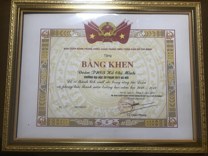 Đoàn trường Đại học Sư phạm thể dục thể thao Hà Nội nhận Bằng khen của Trung ương Đoàn vì có nhiều hoạt động xuất sắc năm học 2018 - 2019. Ảnh: MT.