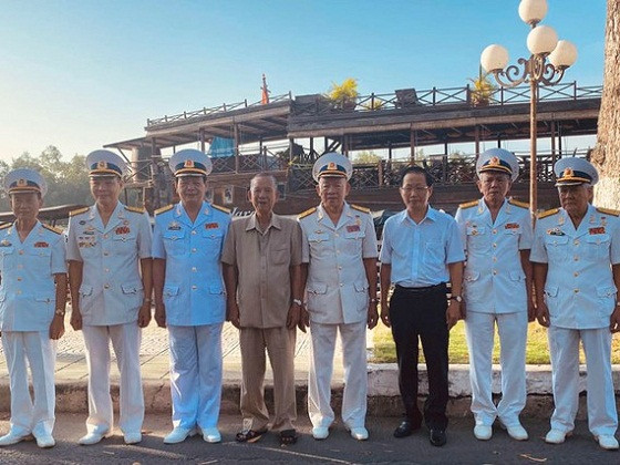 Lãnh đạo Hội truyền thống đường Hồ Chí Minh trên biển chụp hình với nguyên Phó Thủ Tướng Trương Vĩnh Trọng và Phó Chủ tịch Ủy ban nhân dân tỉnh Bến Tre Nguyễn Trúc Sơn. Ảnh: Minh Tuấn. Lãnh đạo Hội truyền thống đường Hồ Chí Minh trên biển chụp hình với nguyên Phó Thủ Tướng Trương Vĩnh Trọng và Phó Chủ tịch Ủy ban nhân dân tỉnh Bến Tre Nguyễn Trúc Sơn. Ảnh: Minh Tuấn.