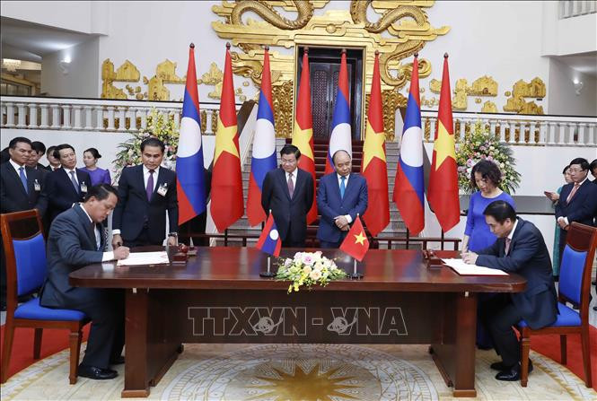 Hai Thủ tướng chứng kiến lễ ký Biên bản ghi nhớ giữa Bộ Tài chính Việt Nam và Bộ Tài chính Lào về cung cấp khoản vay để thực hiện Dự án đầu tư tuyến đường từ Phu-thít-phờng, Luang Prabang (Lào) đi biên giới Nason, giáp huyện Điện Biên Đông, tỉnh Điện Biên (Việt Nam). Ảnh: Thống Nhất/TTXVN Hai Thủ tướng chứng kiến lễ ký Biên bản ghi nhớ giữa Bộ Tài chính Việt Nam và Bộ Tài chính Lào về cung cấp khoản vay để thực hiện Dự án đầu tư tuyến đường từ Phu-thít-phờng, Luang Prabang (Lào) đi biên giới Nason, giáp huyện Điện Biên Đông, tỉnh Điện Biên (Việt Nam). Ảnh: Thống Nhất/TTXVN